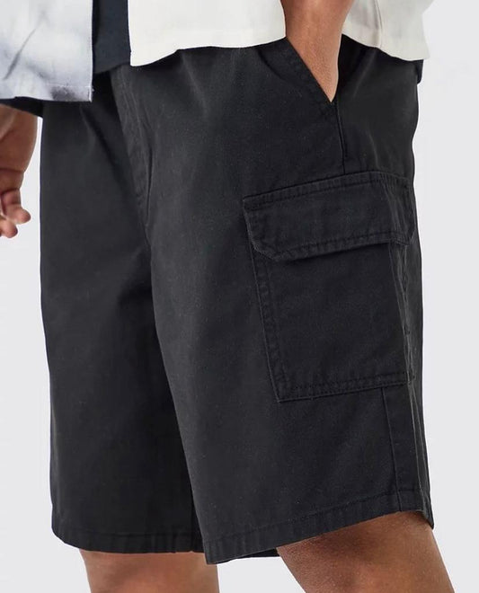 BOOHOOMAN PLUS ELASTIC WAIST STONE RELAXED FIT CARGO SHORT IN BLACK