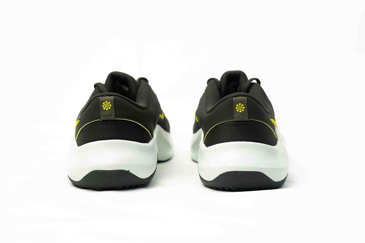 Nike Legend Sneaker