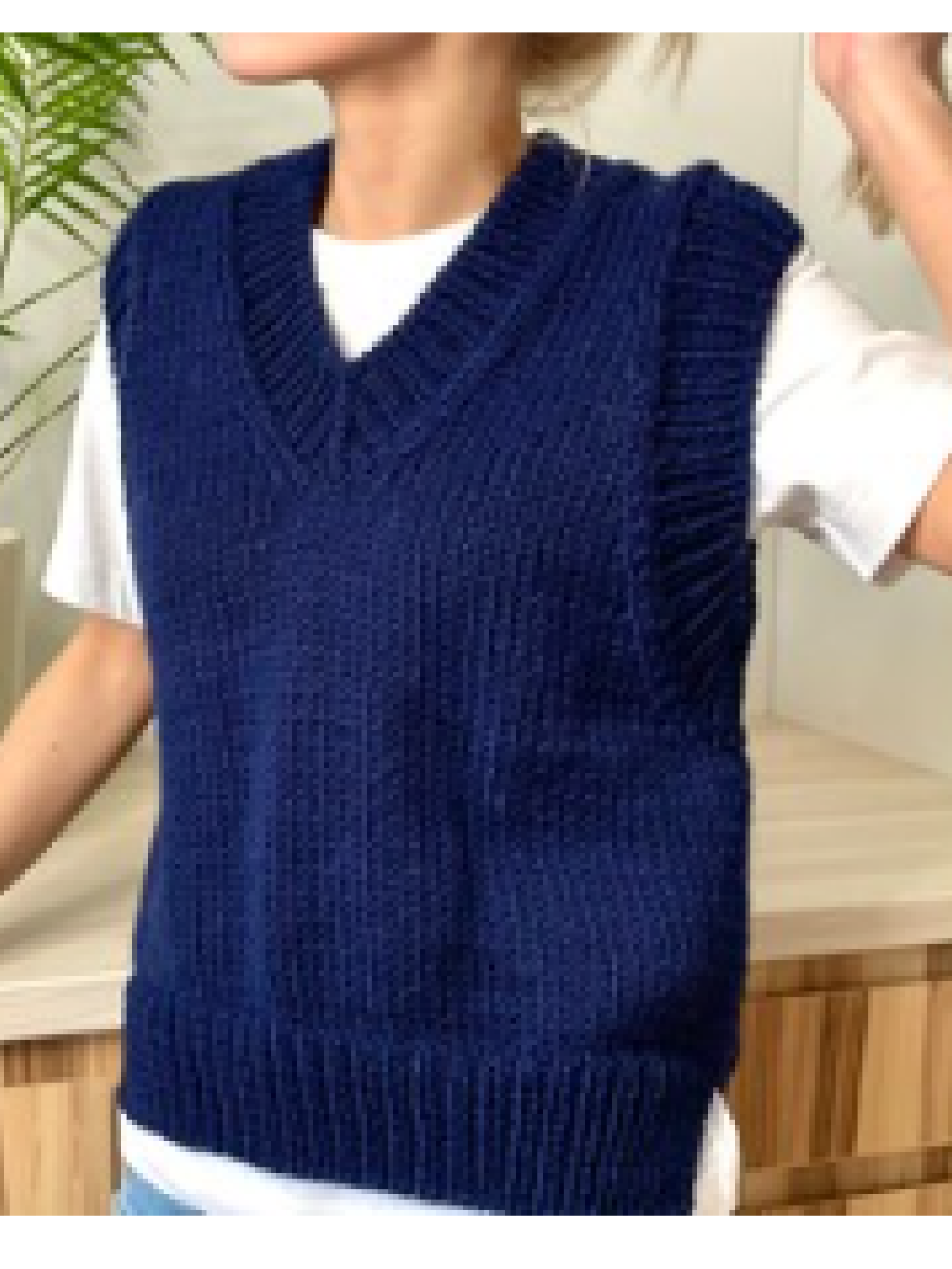 BLEND DRAFT PATTERN KNITTED VEST IN NAVY.